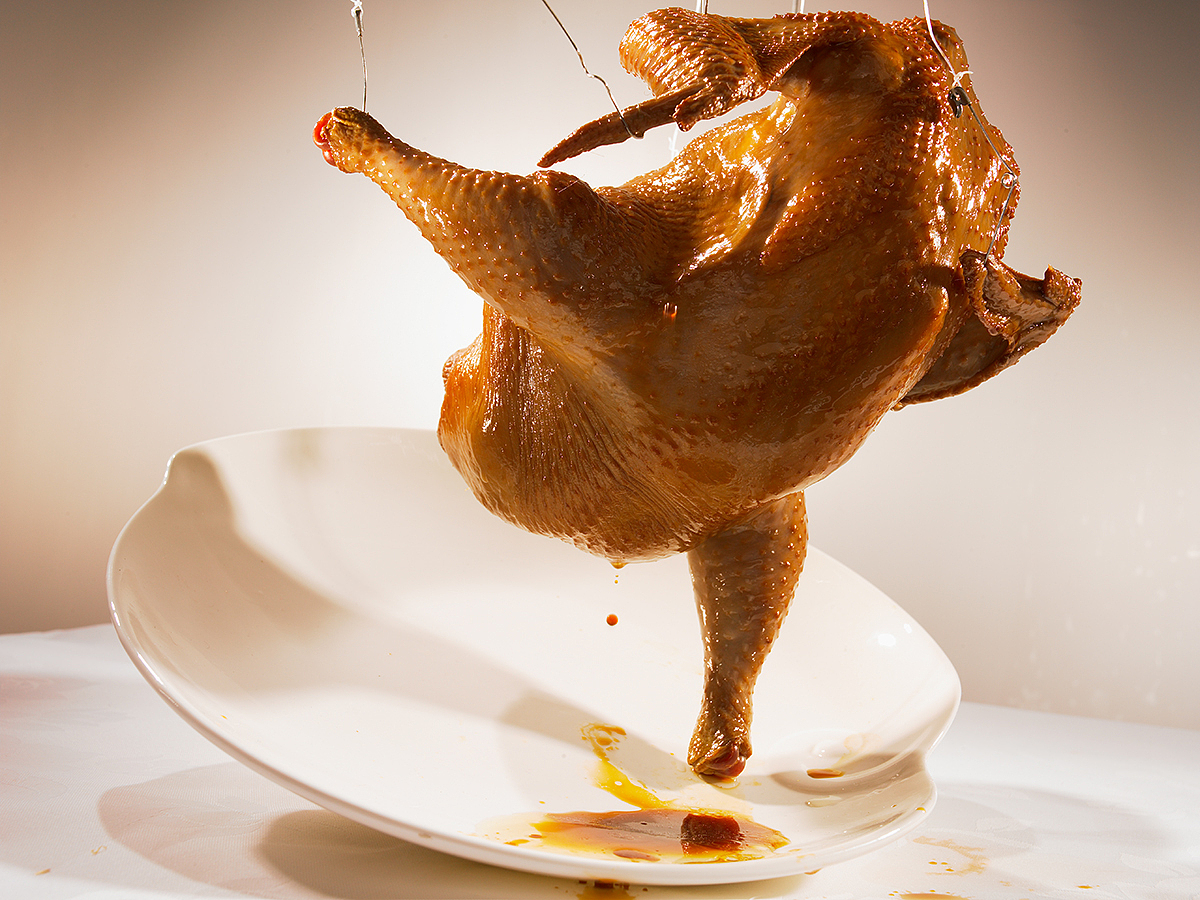 同理,表现肥鸡的后踢腿的动作,为了增肥,她肚子里塞了三份当日的羊城