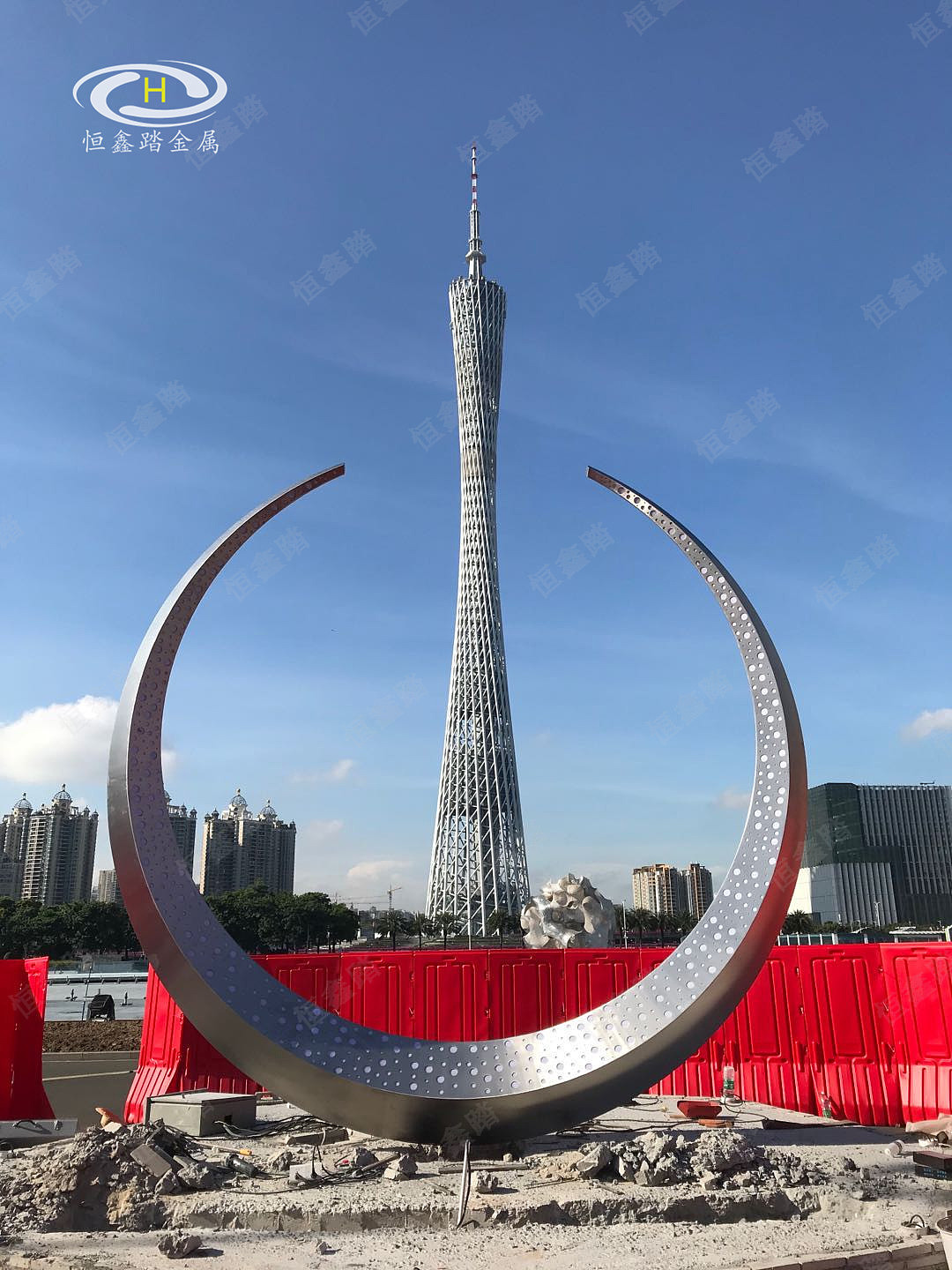 广州塔下的月牙不锈钢雕塑 我爱广州圆环不锈钢雕塑