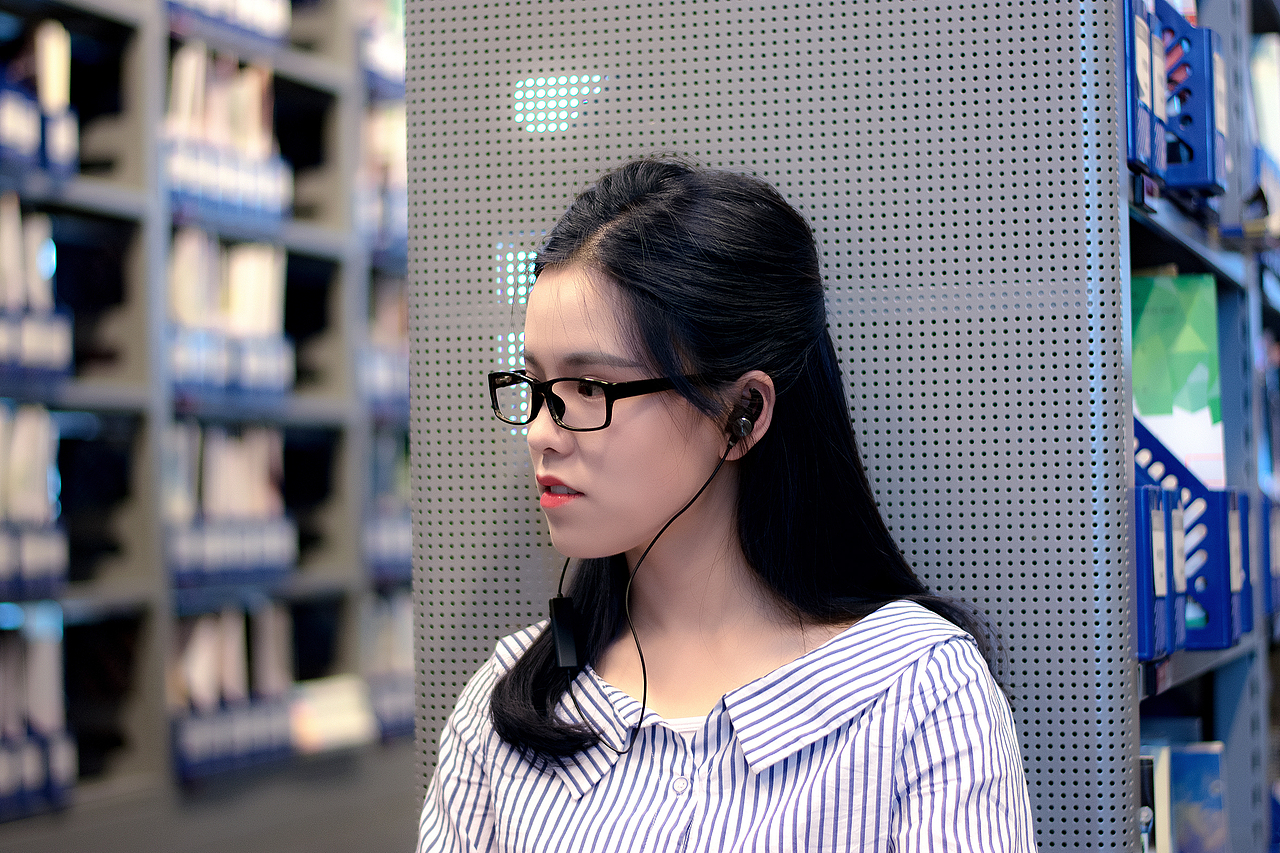 耳机产品场景模特图图书馆拍摄合辑