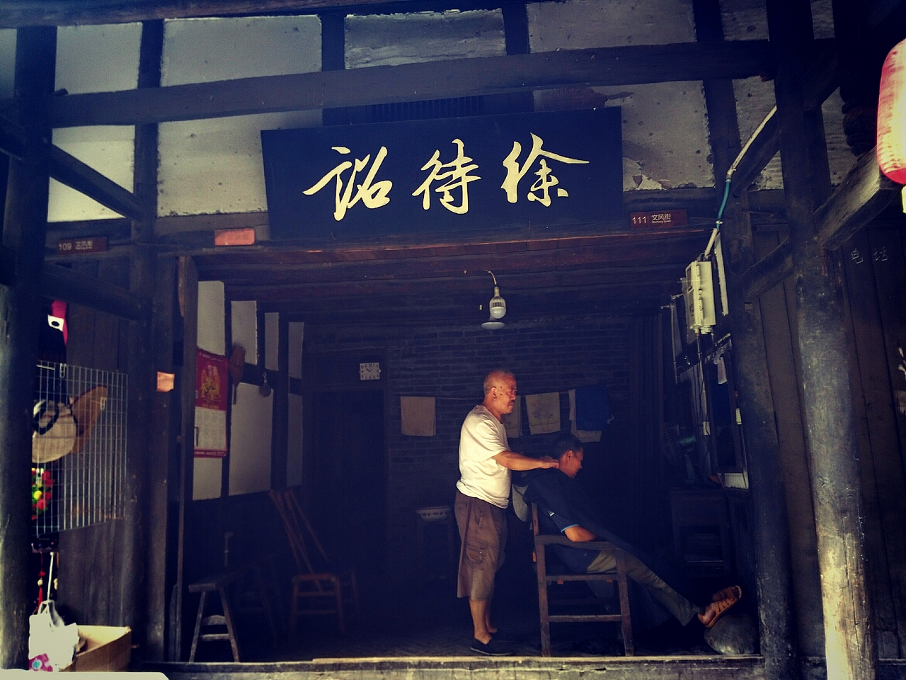 还是那副古老的理发工具,还是那个很和蔼朴实的老大爷。大爷很腼腆地说:“呃~我不会弄造型……就剪个平头啥的~”慢慢的温情,萌得我不知道说什么好