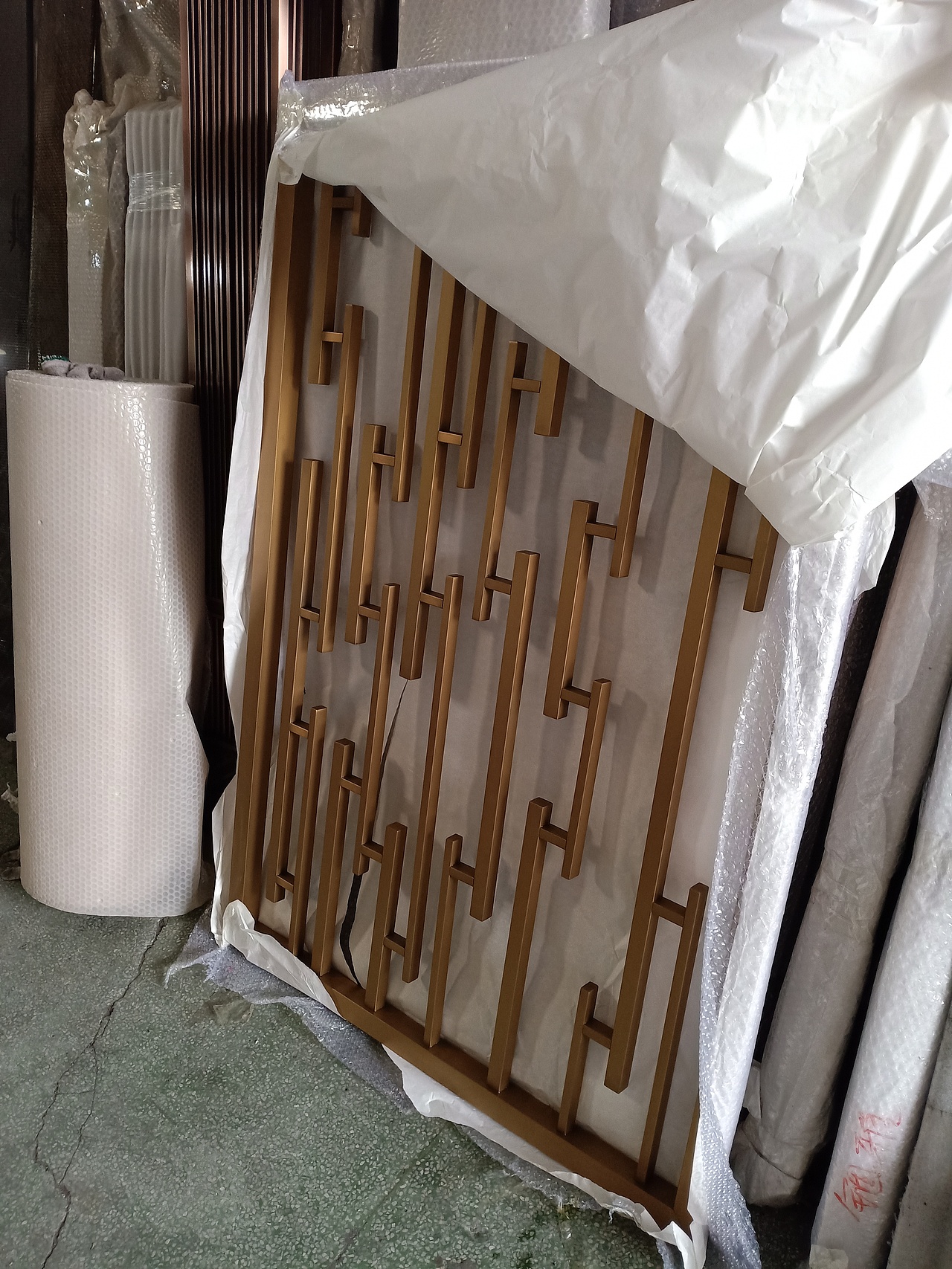 仿铜拉丝不锈钢焊接花格屏风传递着时尚的气息（图ZMjQ3MzExOTQ4） - 家装设计 - 站酷设计师锢雅18566019743原创素材 - 站酷ZCOOL