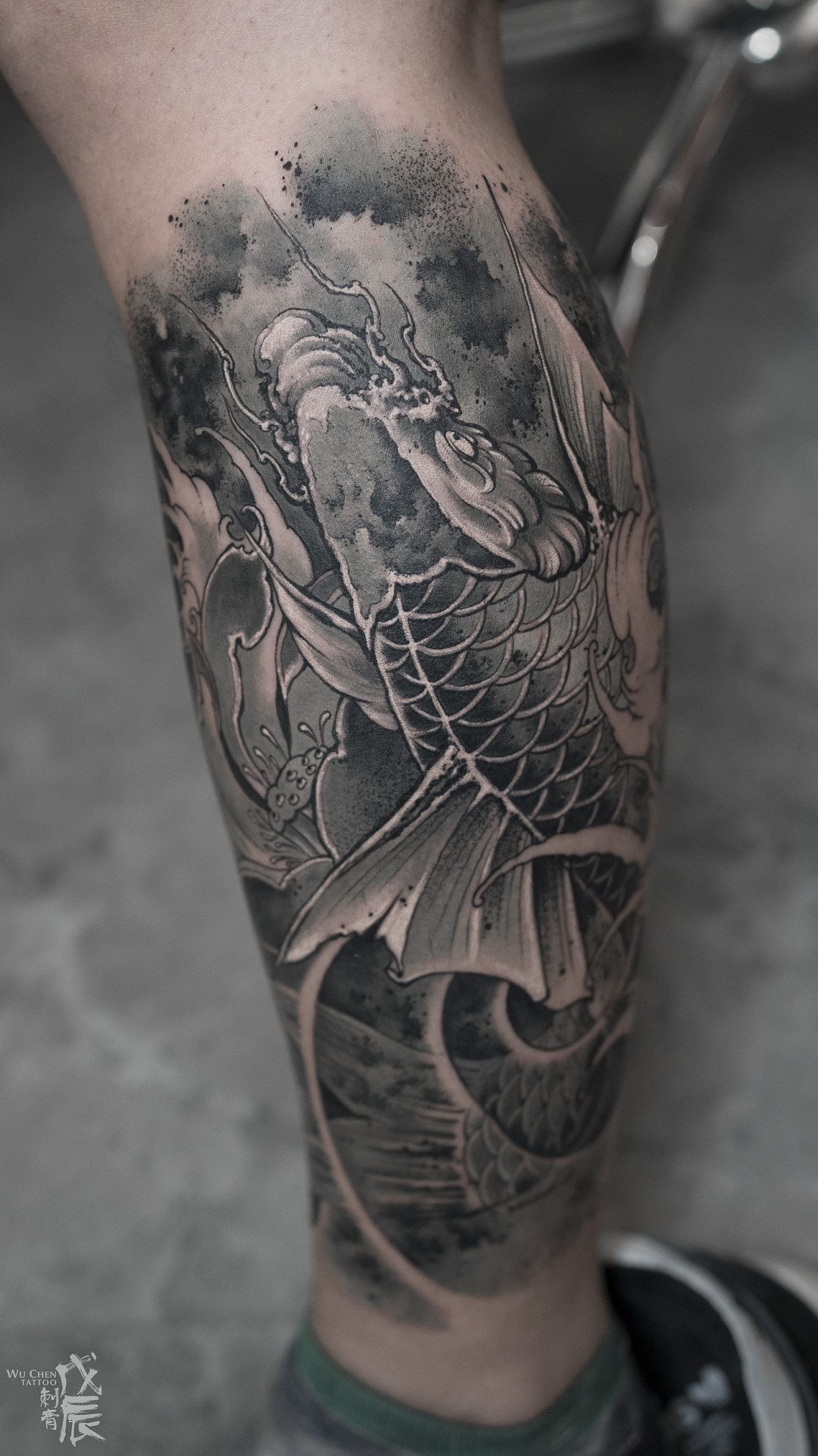 大臂鲤鱼纹身图案_上海纹身 上海纹身店 上海由龙纹身2号工作室