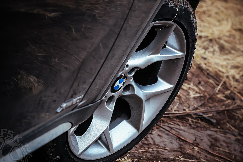 BMW New X1行走在湿冷的冬季