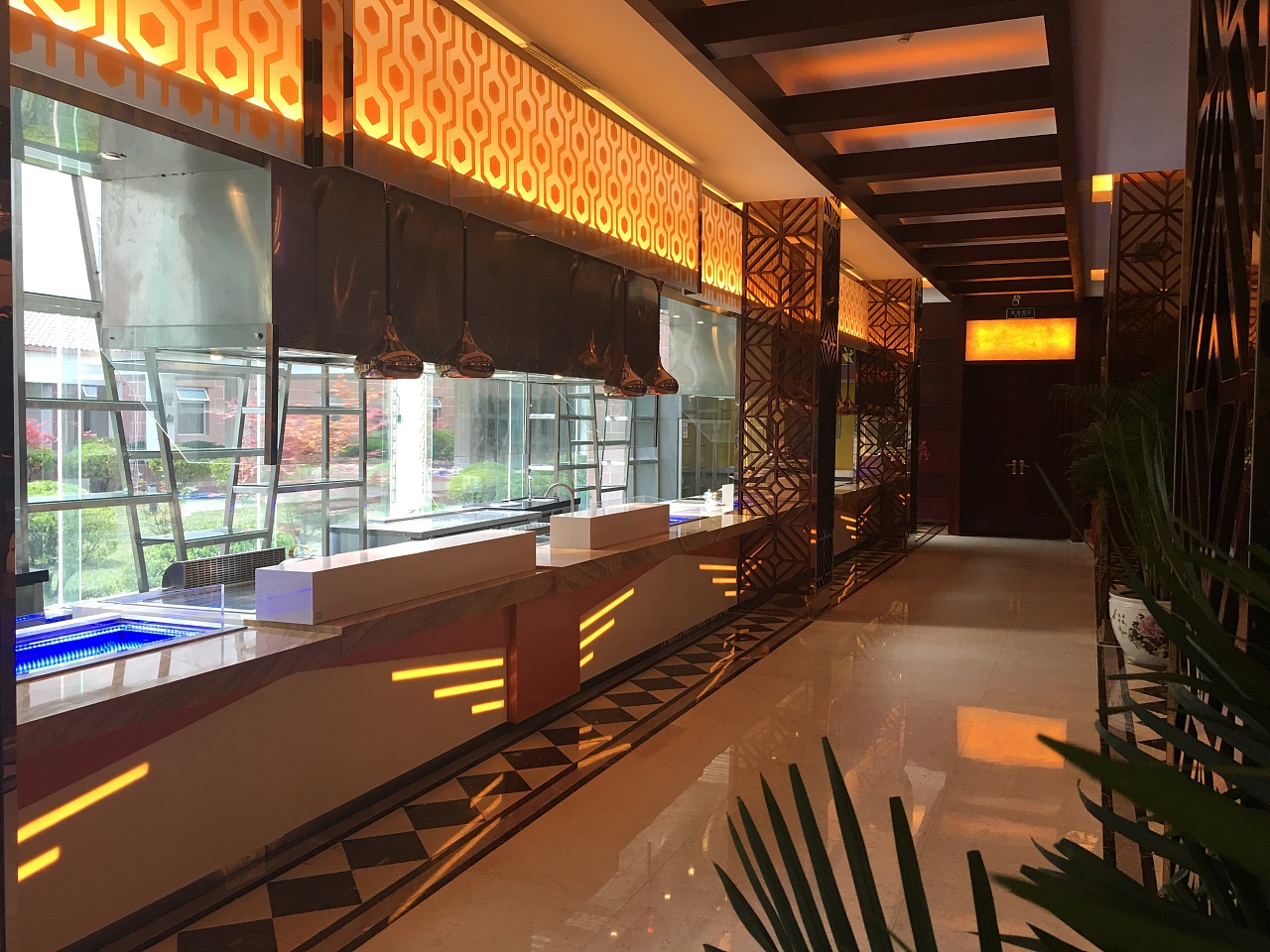 为了能让顾客体验到自助餐厅独有的轻松流畅,自我服务的用餐氛围,自助