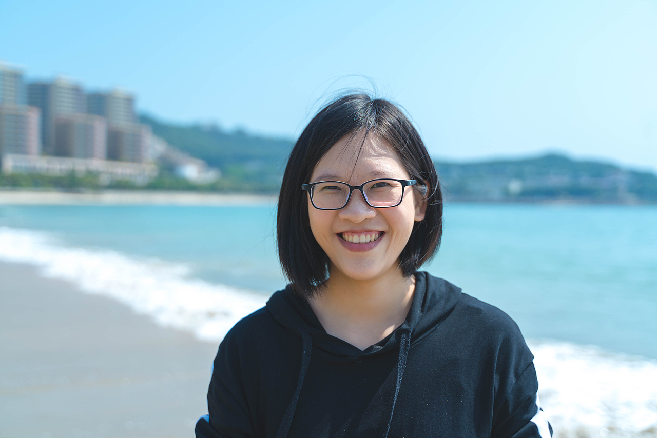 踏在海边浪花上