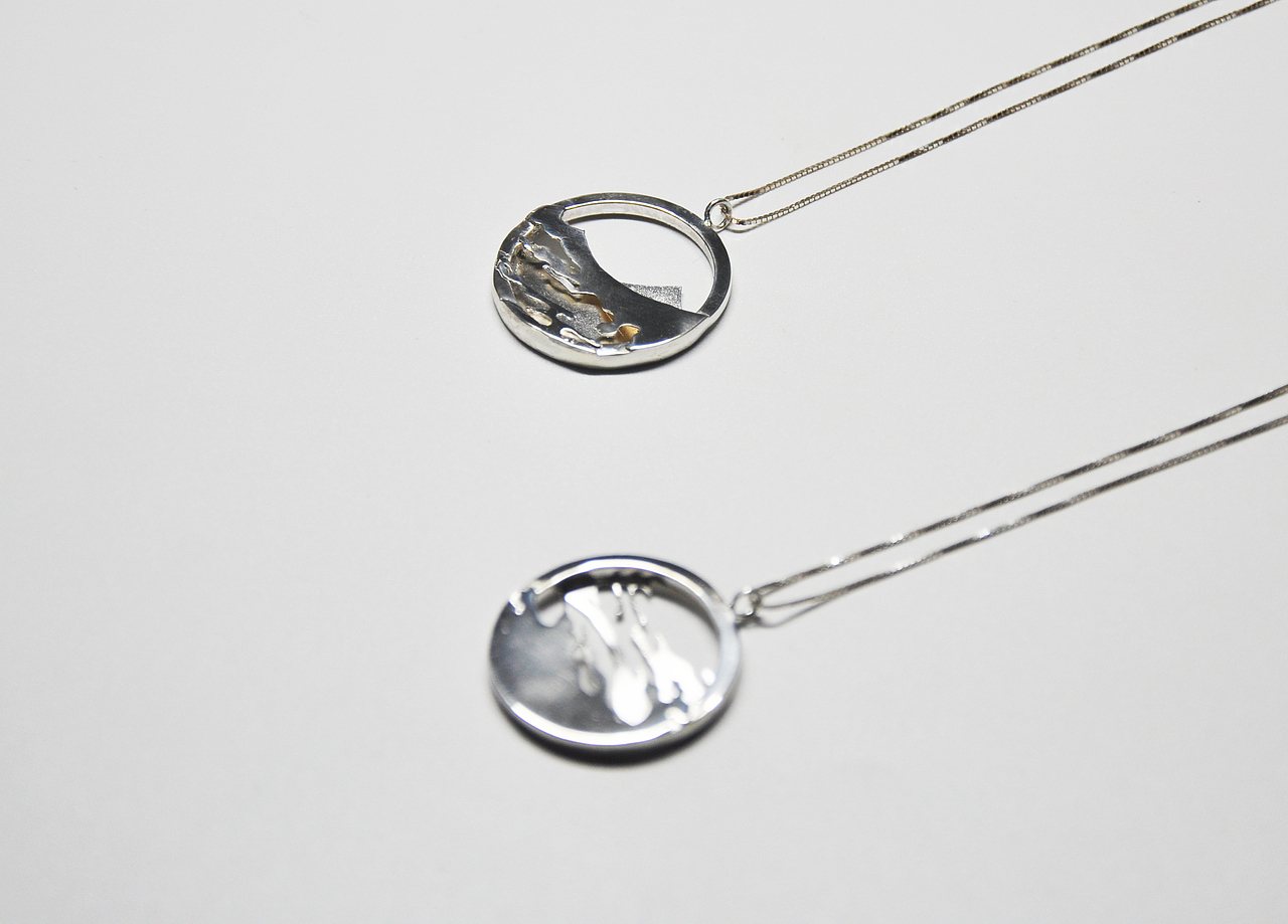 将你的海誓山盟戴在身上
愿我们执手走遍天涯海角