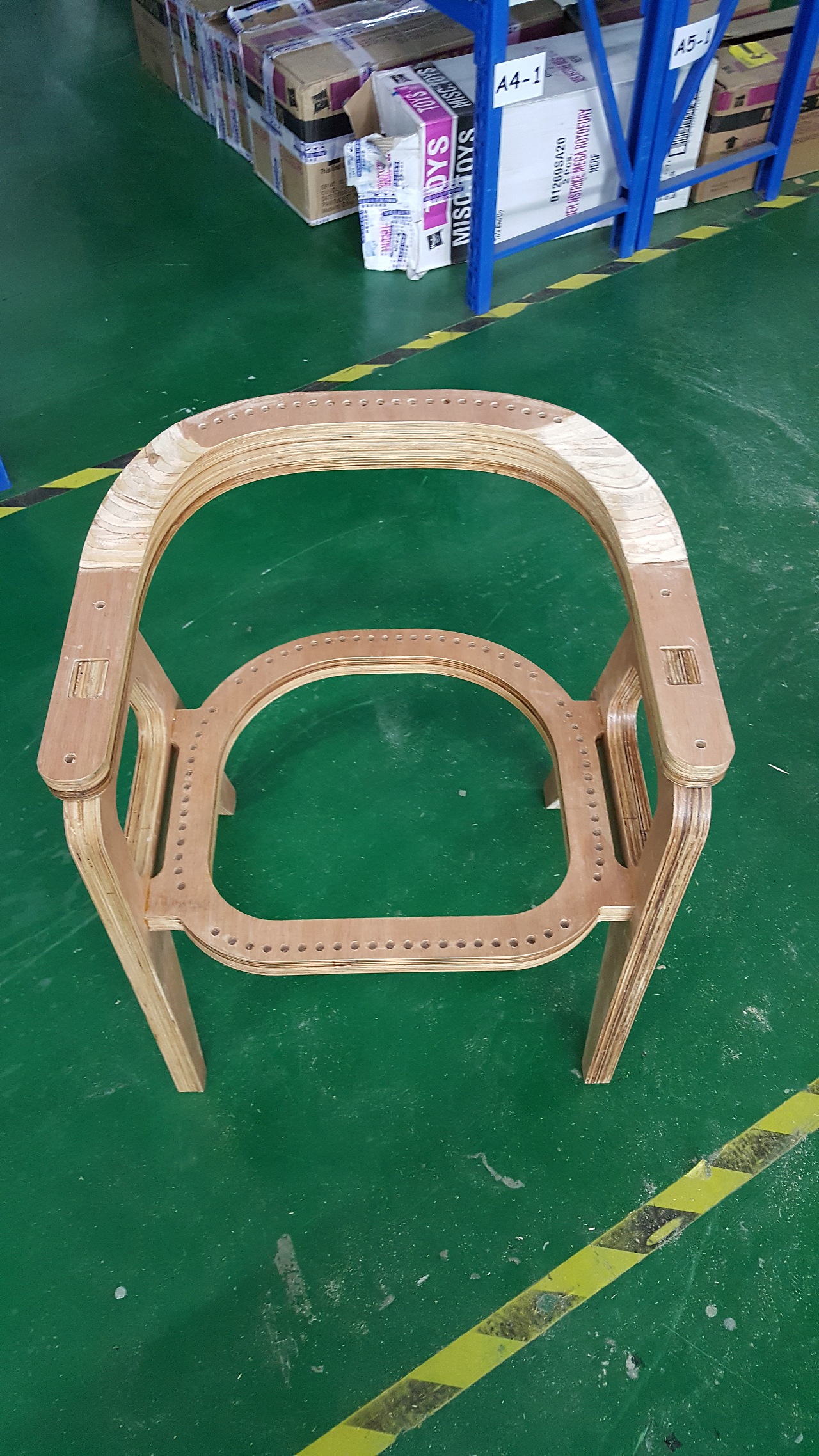 宿舍没有凳子,不舍得买成品,只有自己做一个.