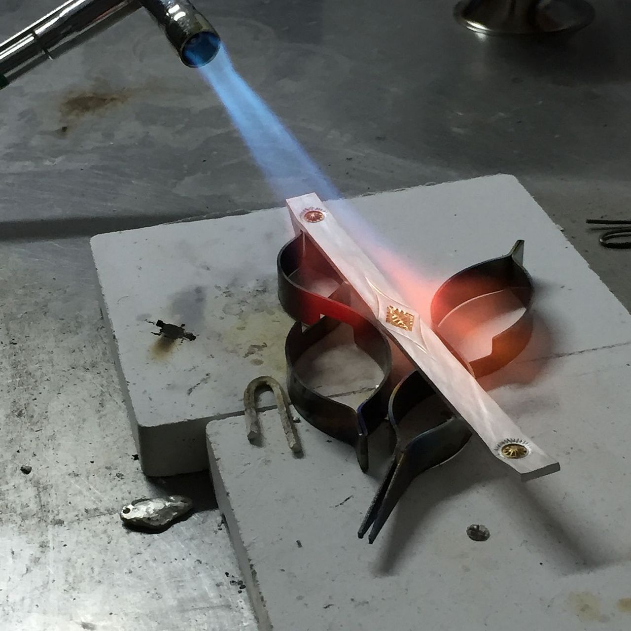 错金工艺之后通过压片机对手镯条进行退火处理 ,进行下一步錾刻工艺