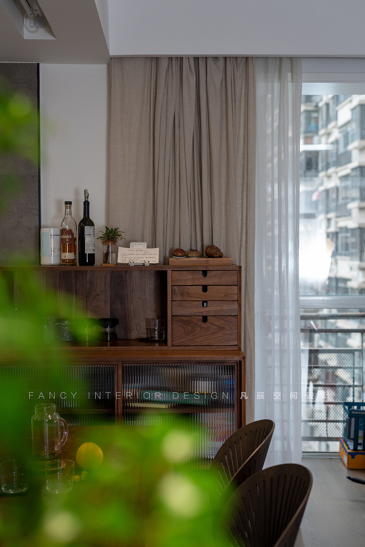 餐边柜对于用餐区是极为重要的,不论是临时的水杯、纸巾或红酒,都可以随时收纳在这里,操作取物十分方便。