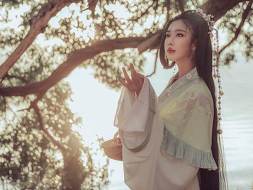 【汉服】宴春台慢 · 晋襦