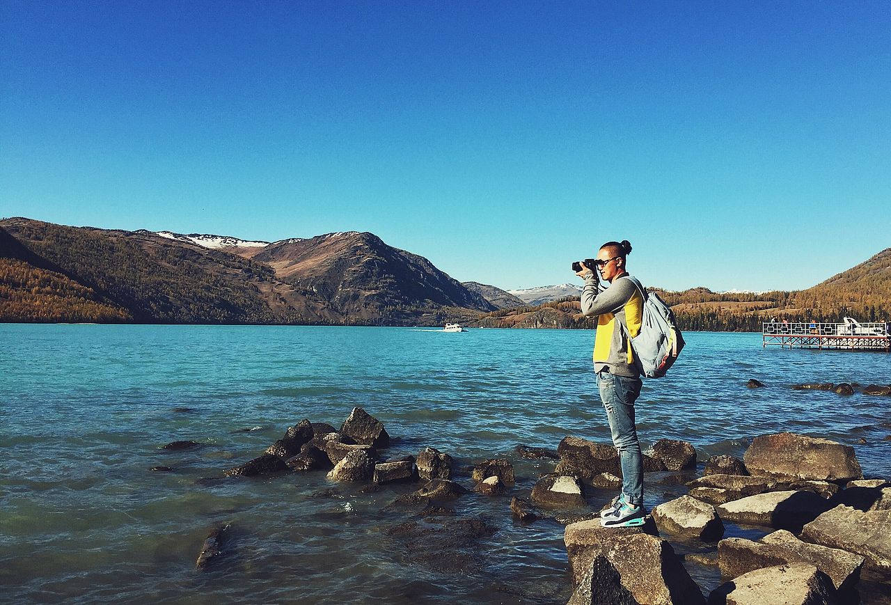 男盆友在喀纳斯湖边装逼