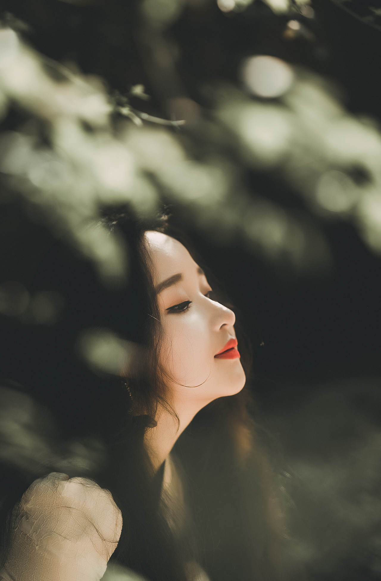 多愁善感的少女