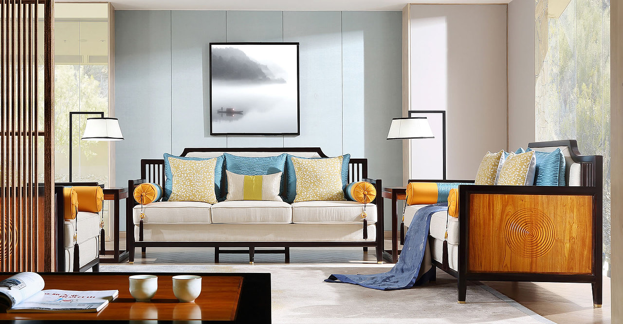 运用苏州园林黑边白墙的山水写意设计手法简约雅致,展现中国水墨画面。沙发侧面左右两边水波纹的设计不光层次分明,后背则是山峰设计,一山一水,感受山水画家笔触下的宁静致远,品味园林艺术的山水林泉之乐。
圆雕手法制作的水波纹工艺,用静止的形态表现水波无限的生命力。远观了然其态,静享上善若水。 榫卯之中,锁定忆古轩传承经典的匠心精神。