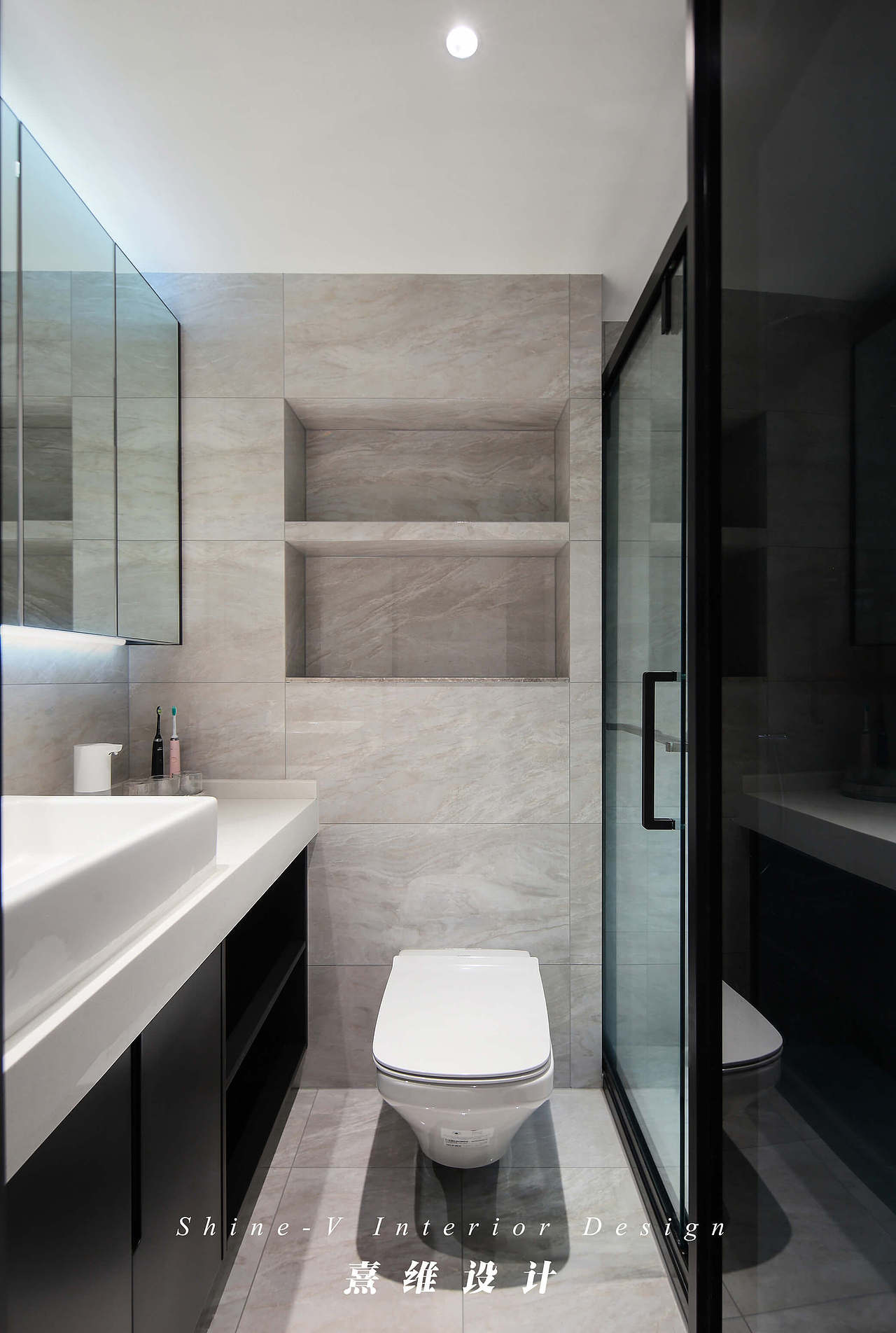 壁龛是卫生间中不占用空间,便利的收纳形式.