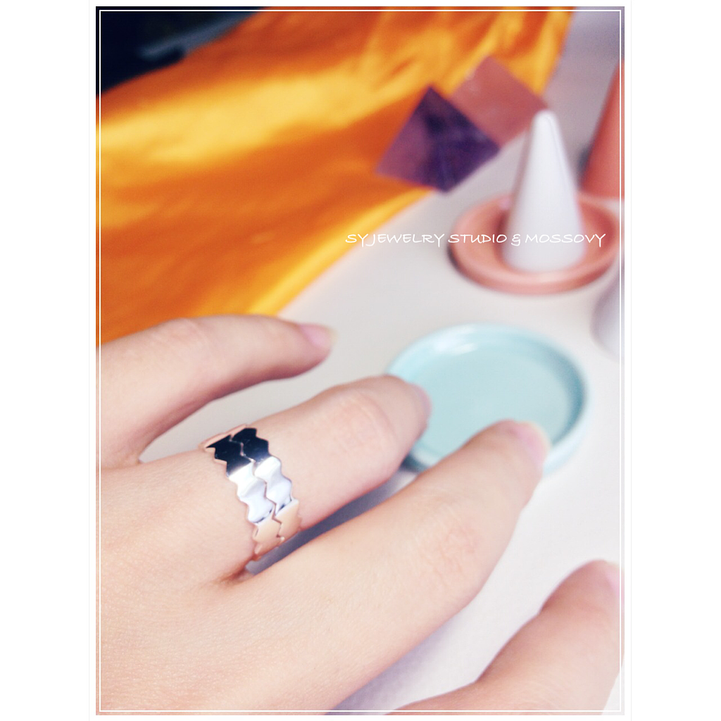 六边形组合戒指
寄语:生活就是平平凡凡普普通通规规矩矩 但学会安排也能活出精彩