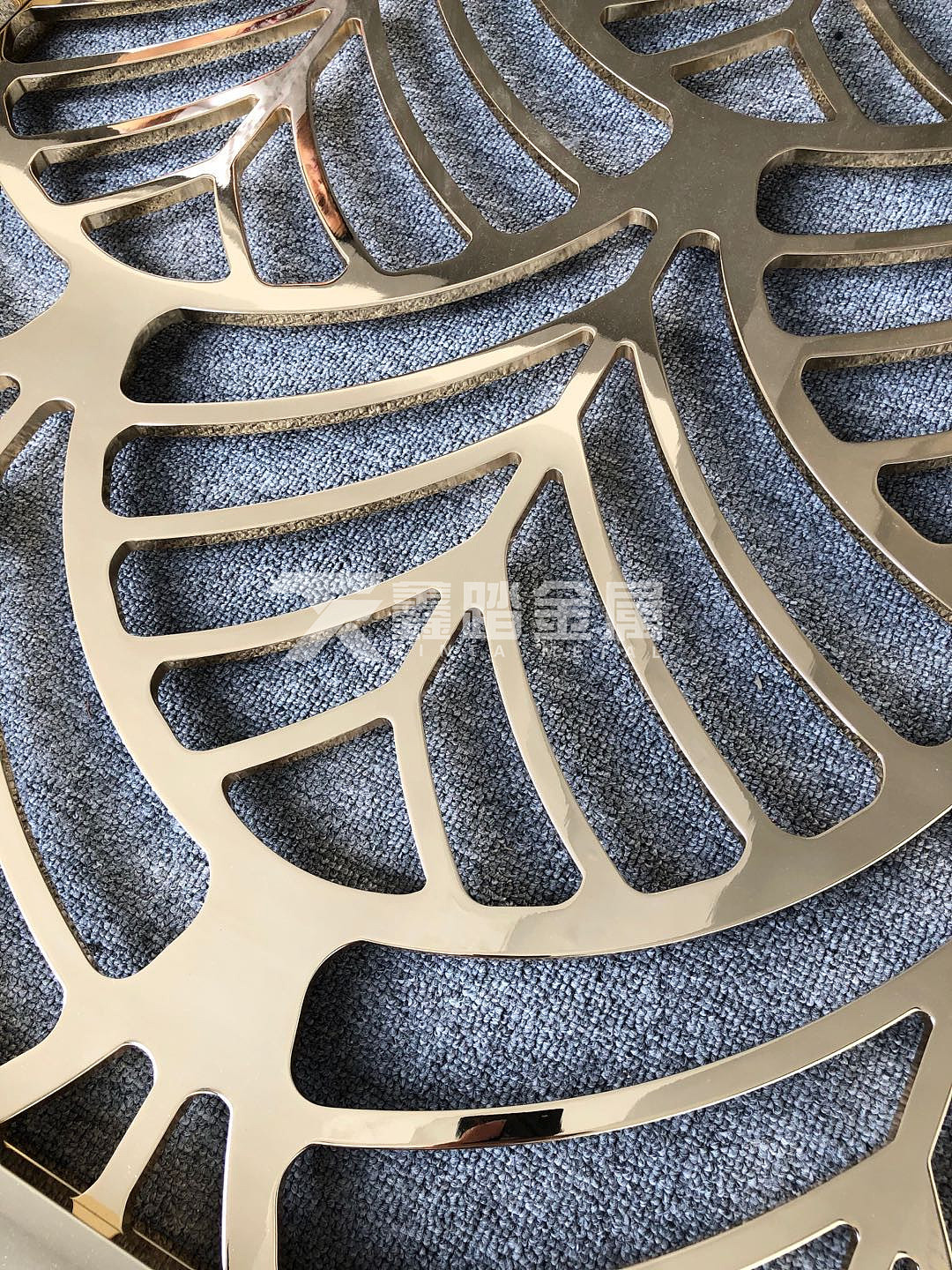 别墅欧式镜面仿金铝雕屏风款式新颖的铝艺雕花隔断图片