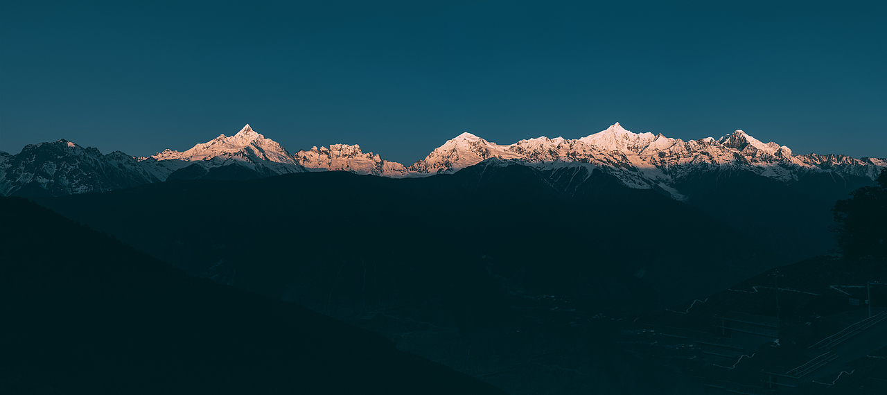 梅里雪山日照金山全景,12张竖图接片,原图超过5亿像素。