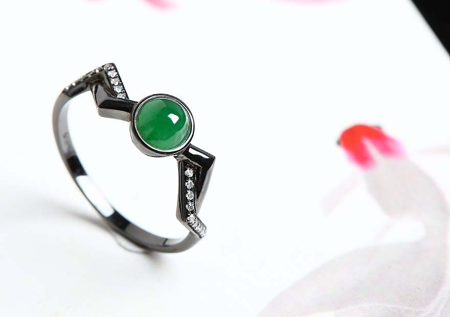 翡翠摄影-蛋面镶钻黑金戒指