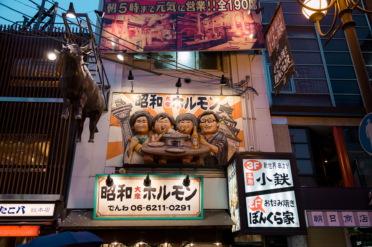 这家最牛了,一看就是烤肉店,不光挂个牛,连食客都挂上了