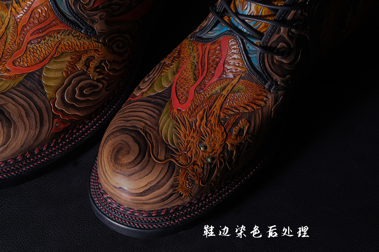 从有这个创意到作品的完成经历了近一年的时间,小白用精湛的皮雕和