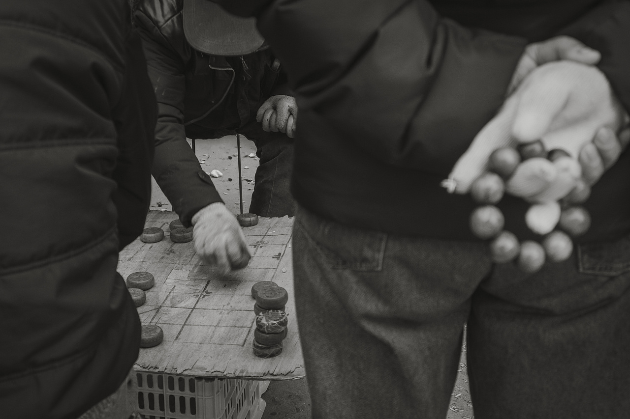 专注下棋的老人