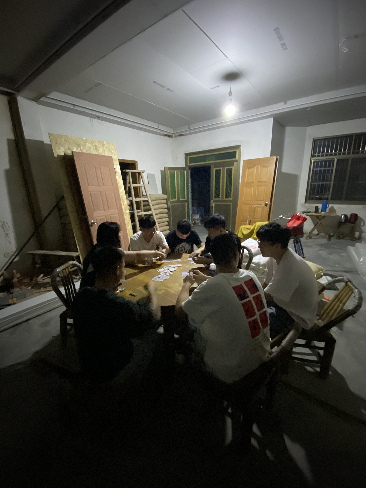 电影海报-围坐在一起的人