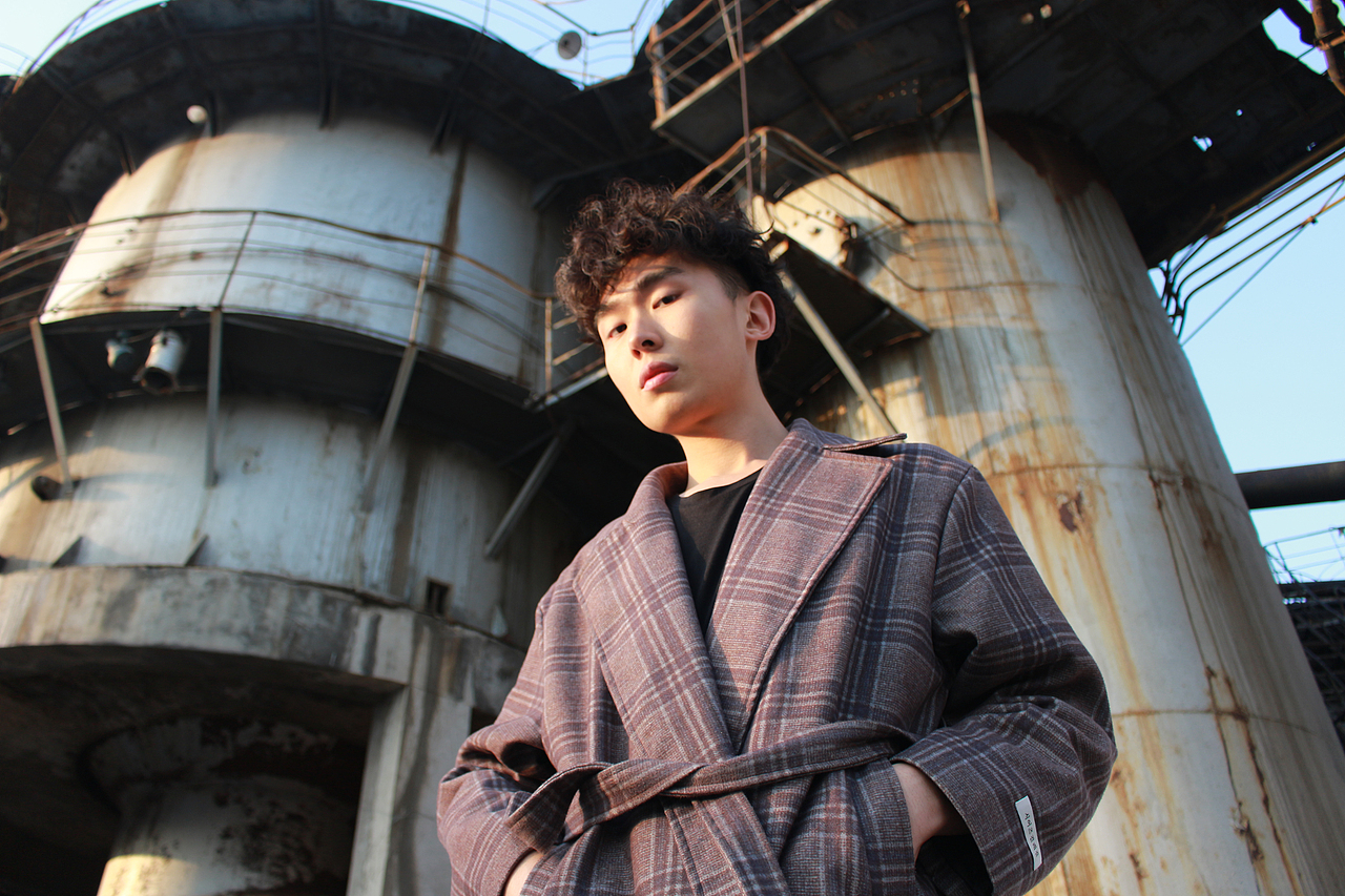 日光倾城而下，时光摆上的印记在身后层层腐朽