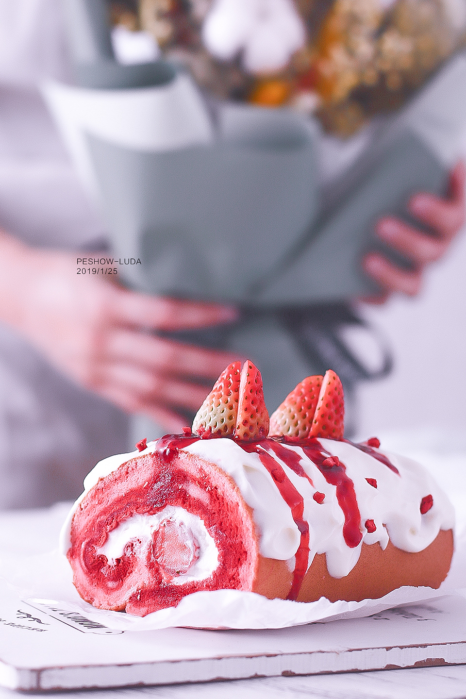 #吃的#蛋糕卷、酥皮汤、烤排骨、烤鱿鱼（图ZMTQzMDg5NDU2） - 产品摄影 - 站酷设计师摄影师卢达原创素材 - 站酷ZCOOL