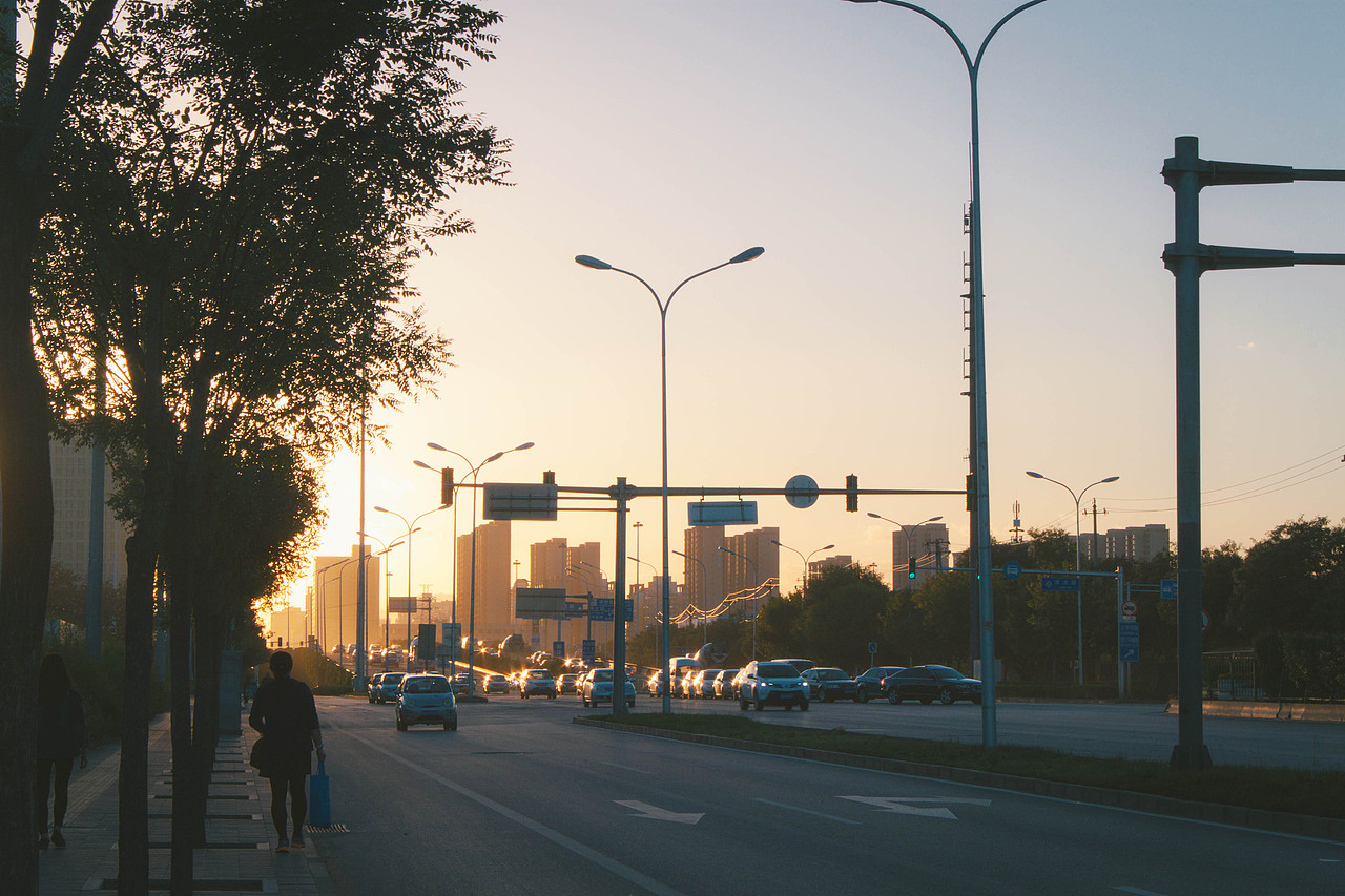 夕阳西下的城市,为这个冬天增加了一份孤独.