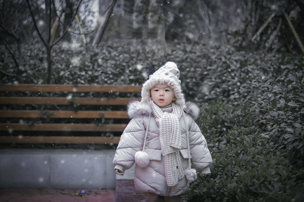 冬至小女孩大雪窗外看雪人风景插画图片-千库网