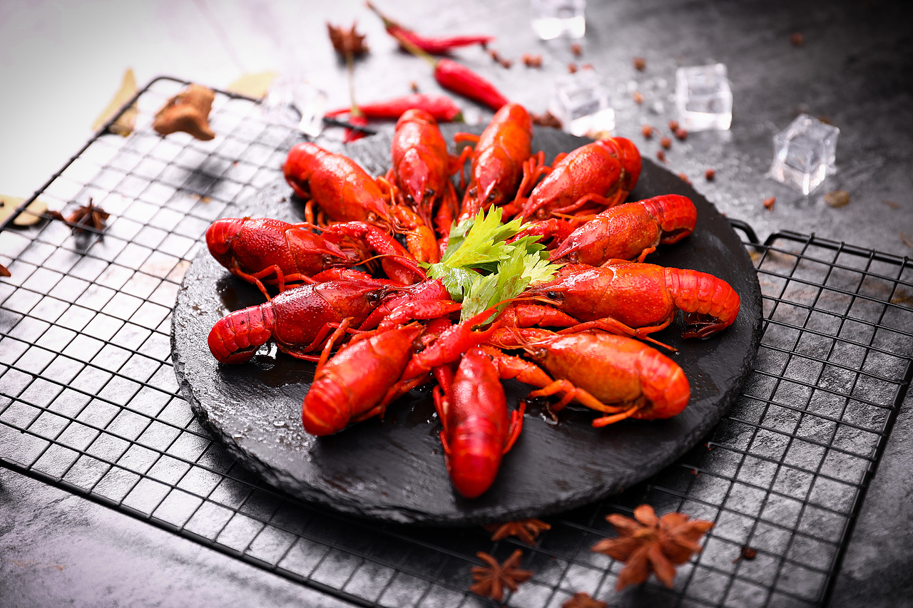 场景 酒 小龙虾