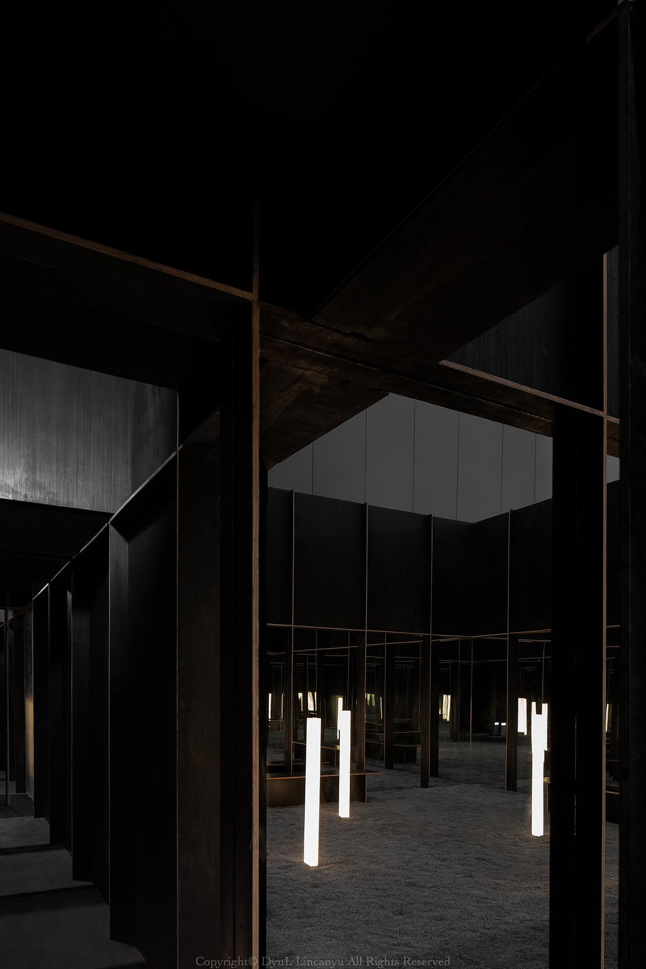 存在与虚无的邂逅 镜之教堂