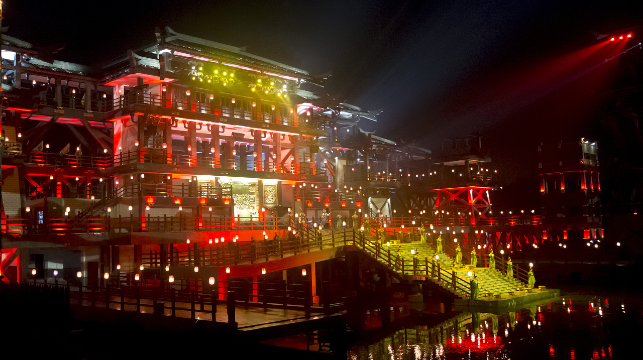 忠县烽烟三国大型山水实景演艺老房一角沐浴晨光的东溪镇居民忘了哪里