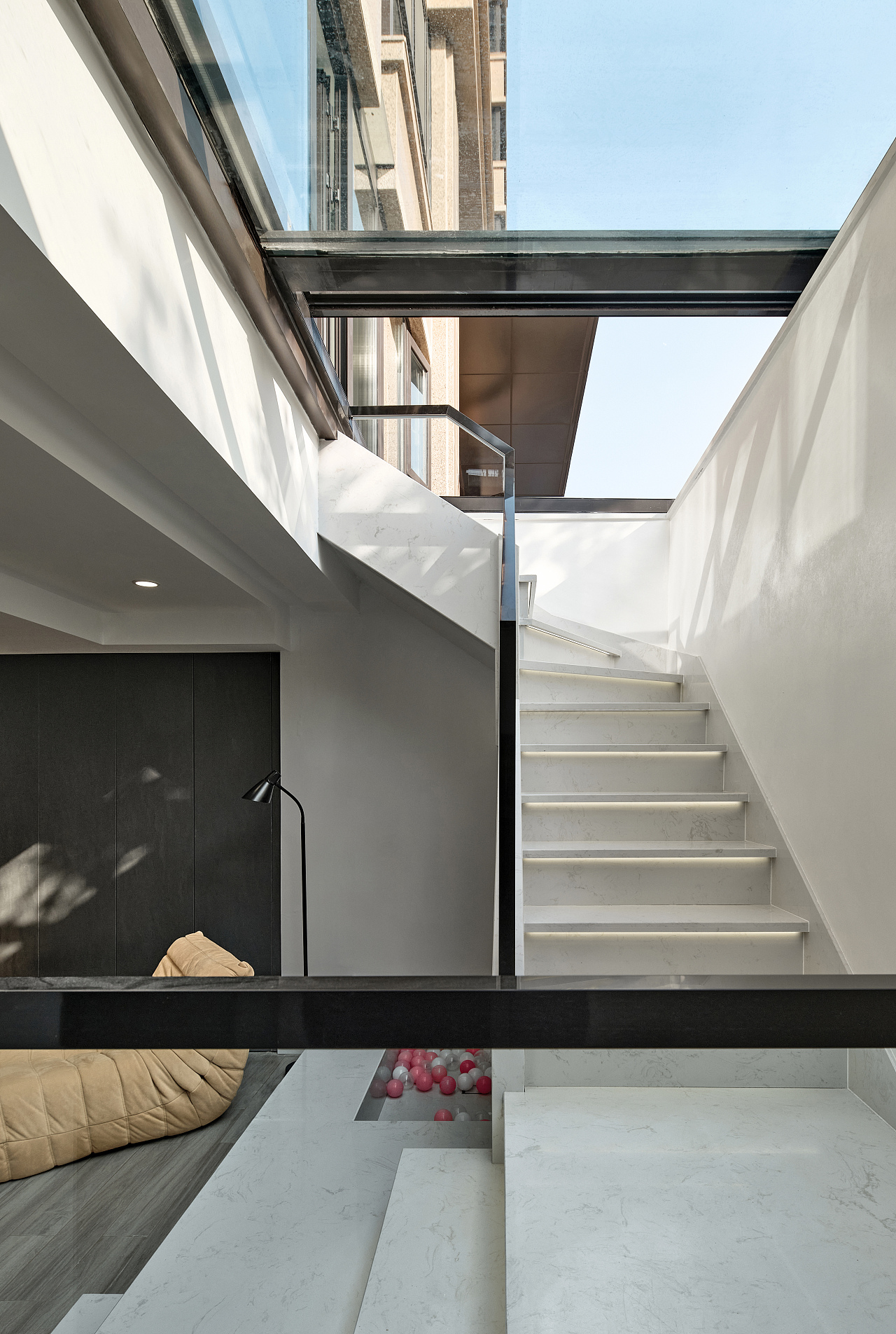 打开后的地下室,温暖的阳光洒在墙面上,透过玻璃斑驳的投映在室内,
<br>将天井改成电动天窗的形式,可以一键开合