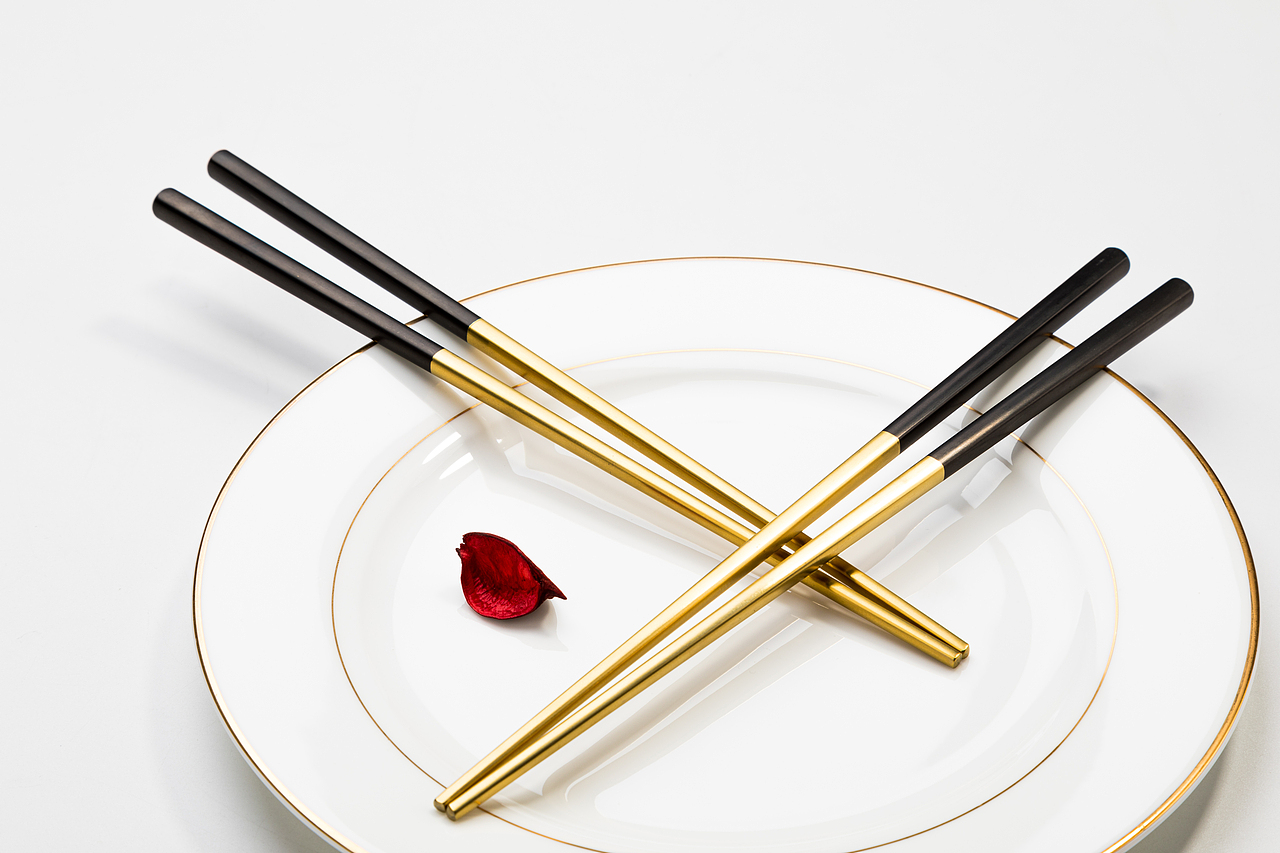 《开往早晨的午夜》| 餐具 | 筷子 | 金色