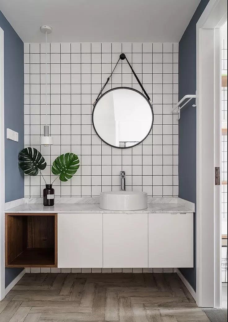 玻璃隔断做干湿分离,小白砖让整个空间更加清新,整体清爽又干净。