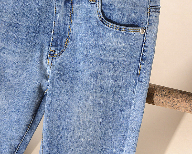 牛仔女裤实景自然光平铺实拍