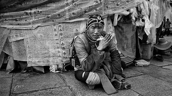 Misi经常把一句话挂在嘴边,“我可以给你拍张照吗?”,“Can I take a photo for you? ”,有时是举起相机和对方示意,只有得到对方同意,才会举起相机按下快门。