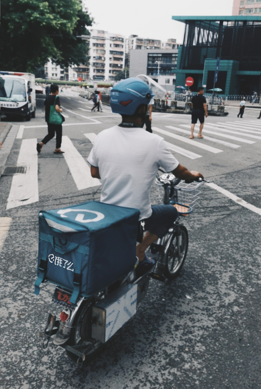 中午,送餐员最忙碌的时刻,为了各人午饭准时送达大家都马不停蹄