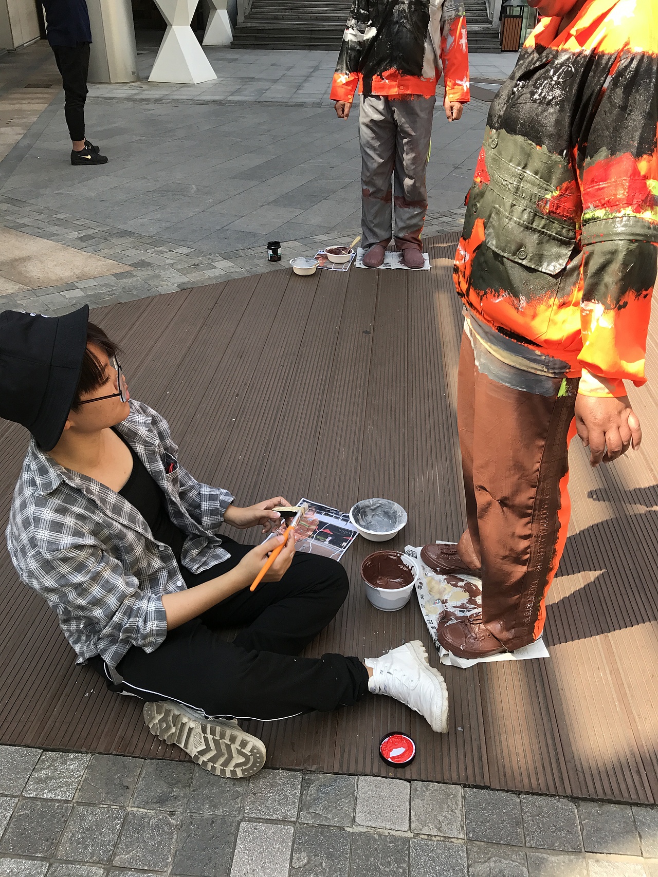 绘画创作的过程:期间需要不断地通过摄像机镜头进行校点绘画。