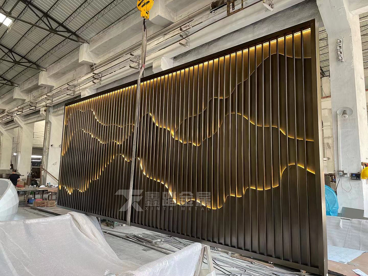 户外景墙发光山峦造型不锈钢格栅 中式不锈钢山形屏风