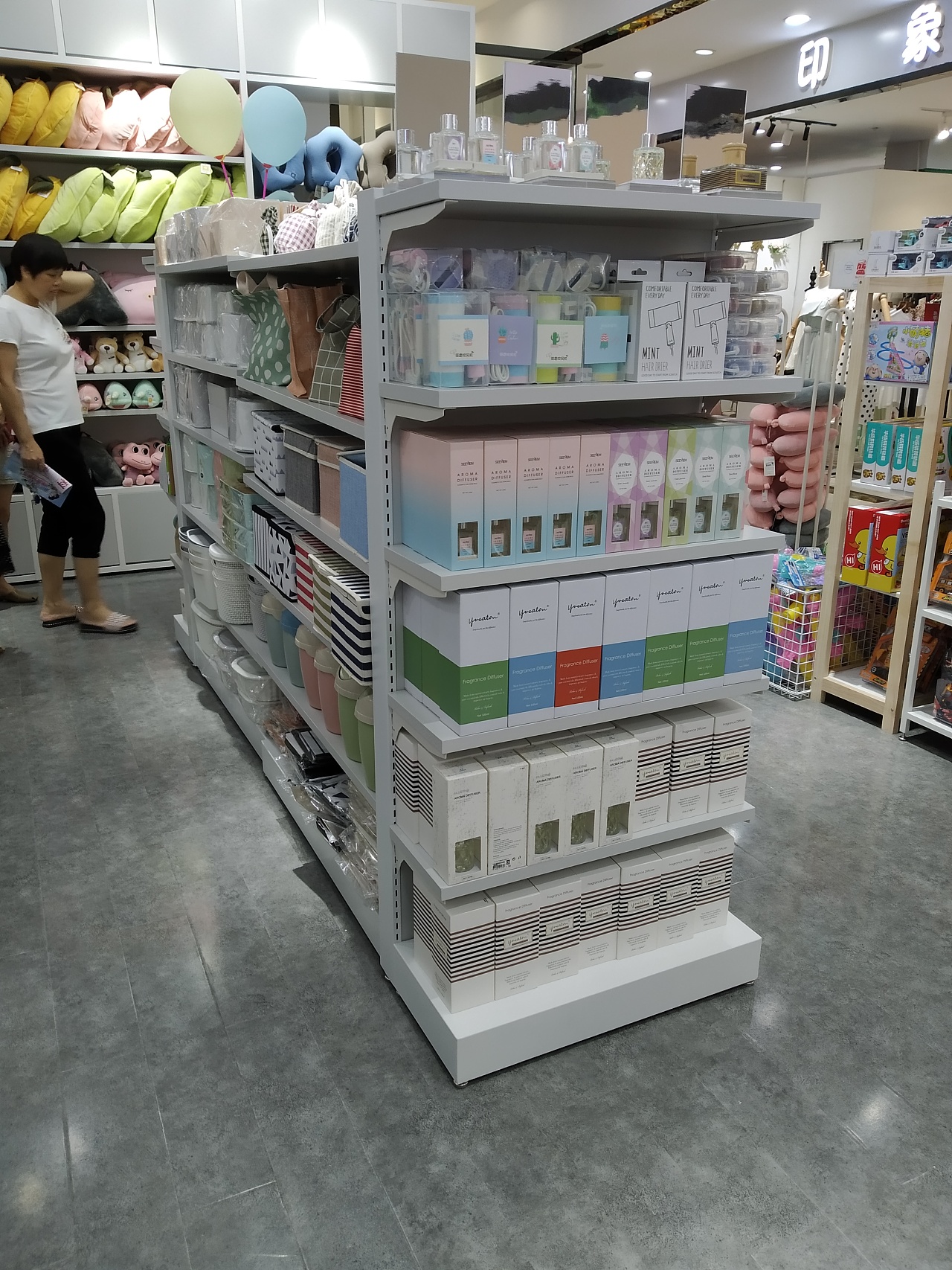 百货店市场分析_广州nome名创优品货架效果图