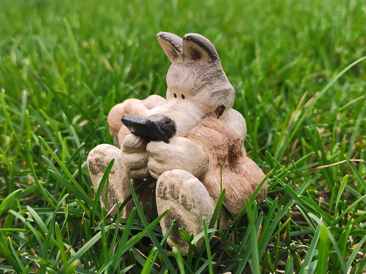 创意木雕“手机狂热”——当动物们也玩起了手机