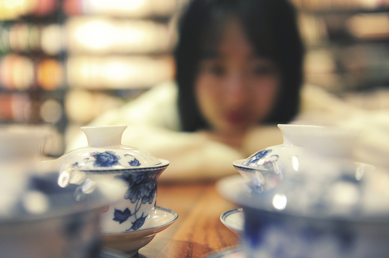 我却忽然觉得长长的时间好像只是我回头的一瞬。沧海桑田。