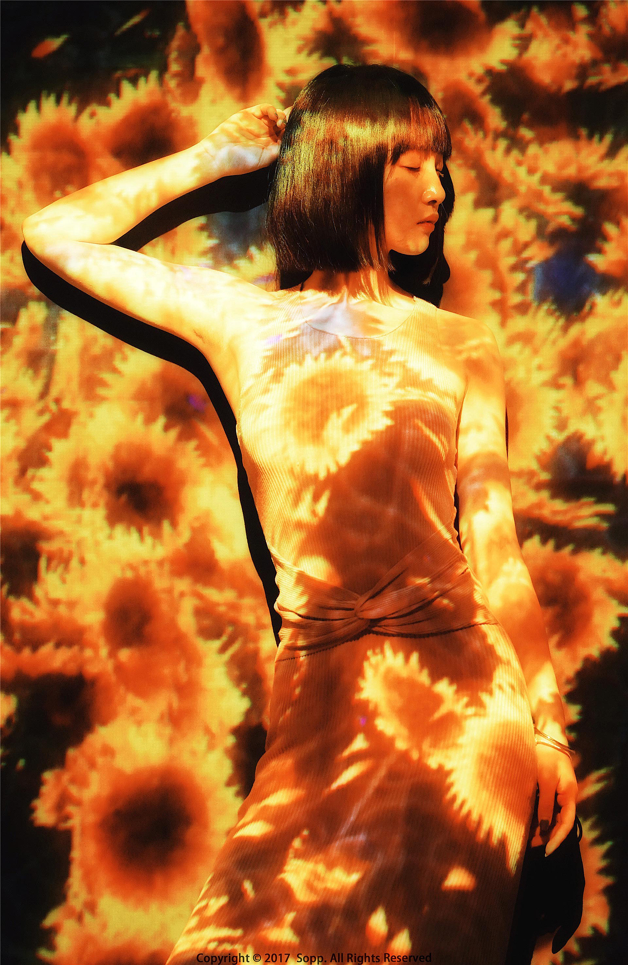 花吃了那女孩（图ZODMxNDI1NDA=） - 人像摄影 - 站酷设计师小鹿纯子Lilian原创素材 - 站酷ZCOOL
