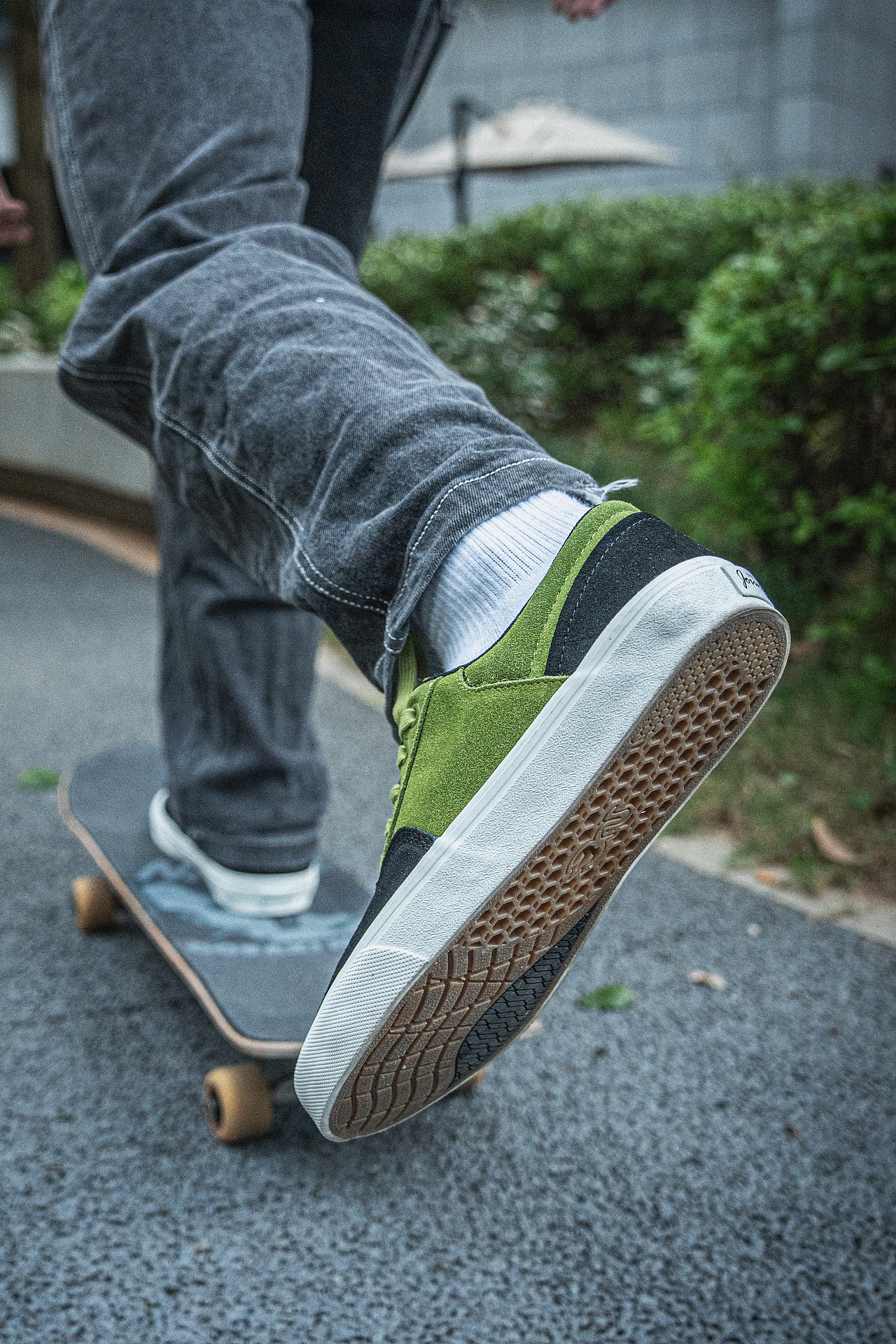 滑板鞋外景模特上脚 | 外景拍摄（图ZMzcyOTEwNDMy） - 产品摄影 - 站酷设计师强梓原创素材 - 站酷ZCOOL