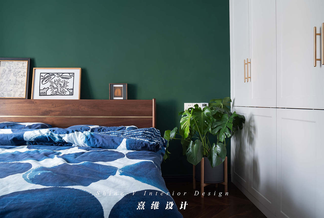 ▲用白色的柜体来完成主卧明亮的那部分,装上哑光金的把手,不刺眼又有质感,通过强调色彩及运用的方式,一种触觉的尺寸被创造出来,同时让空间拥有流动感,漾出柔和宁静。