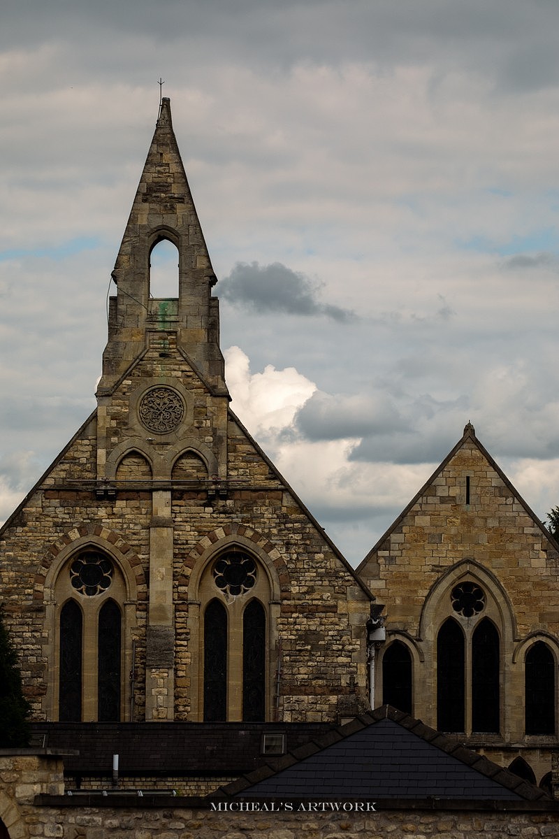 四周有一些类似古朴的宗教类建筑旁支,大概是居所或者修道院的一些别室。