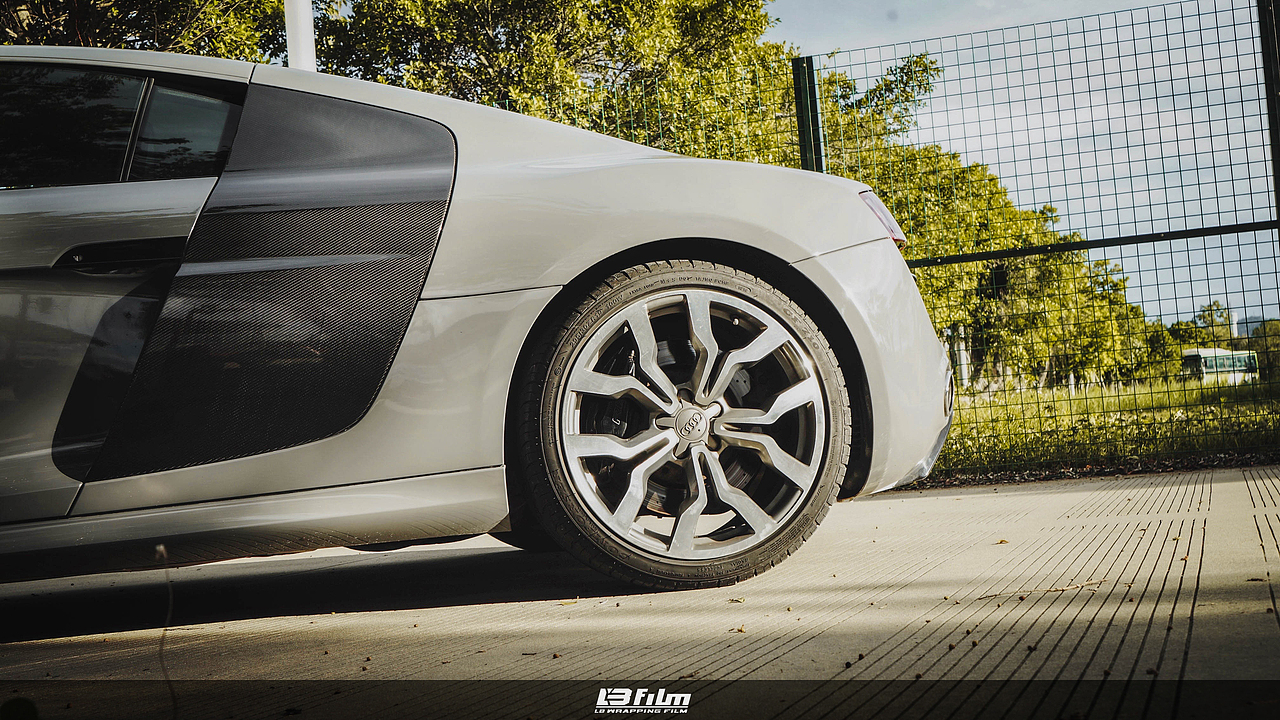 炫酷的车身奥迪R8装贴LB纳多灰