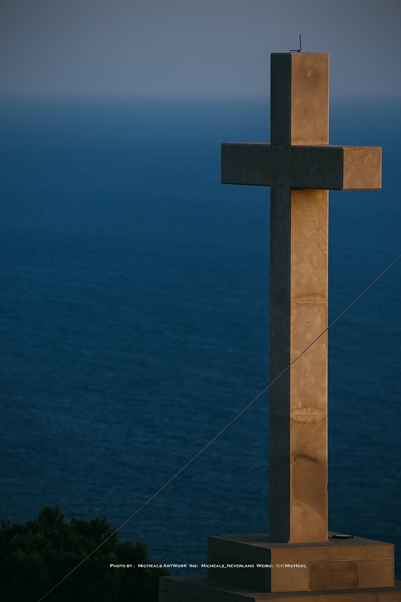 整个巴尔干半岛都是在宗教的影响下发展的，现代这个区域是基督教比较普及，在2007年的遗迹发觉中发现了最初8世纪的拜占庭建筑与城墙，证明了前基督教时代这里已经是有居点存在，在这侧山顶放置了一尊巨大的十字架，不得不说这种超规模体量的纪念碑是一种无言的震撼，一再申明我并不信奉某个宗教，我只是对宗教很有兴趣，它影响了人们千年，总归是拥有某种神奇的力量吧！在这里我要给自己的书打广告！预想直观的看看建筑与宗教的丝丝联系与变化~以及还挺好看的建筑图集~欢迎关注俺的微博什么的，近期大概也许就能有宣传发出来了嘿嘿嘿~
<br>